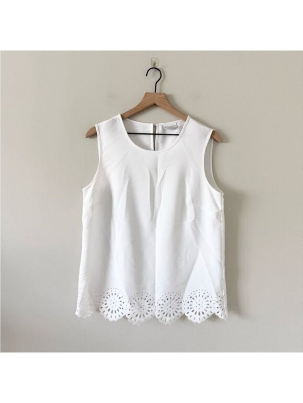 Liz Claiborne Sleeveless Top with Laser Cut Scalloped Hem in White Size M